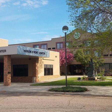 Crossroads Hotel And Huron Event Center エクステリア 写真