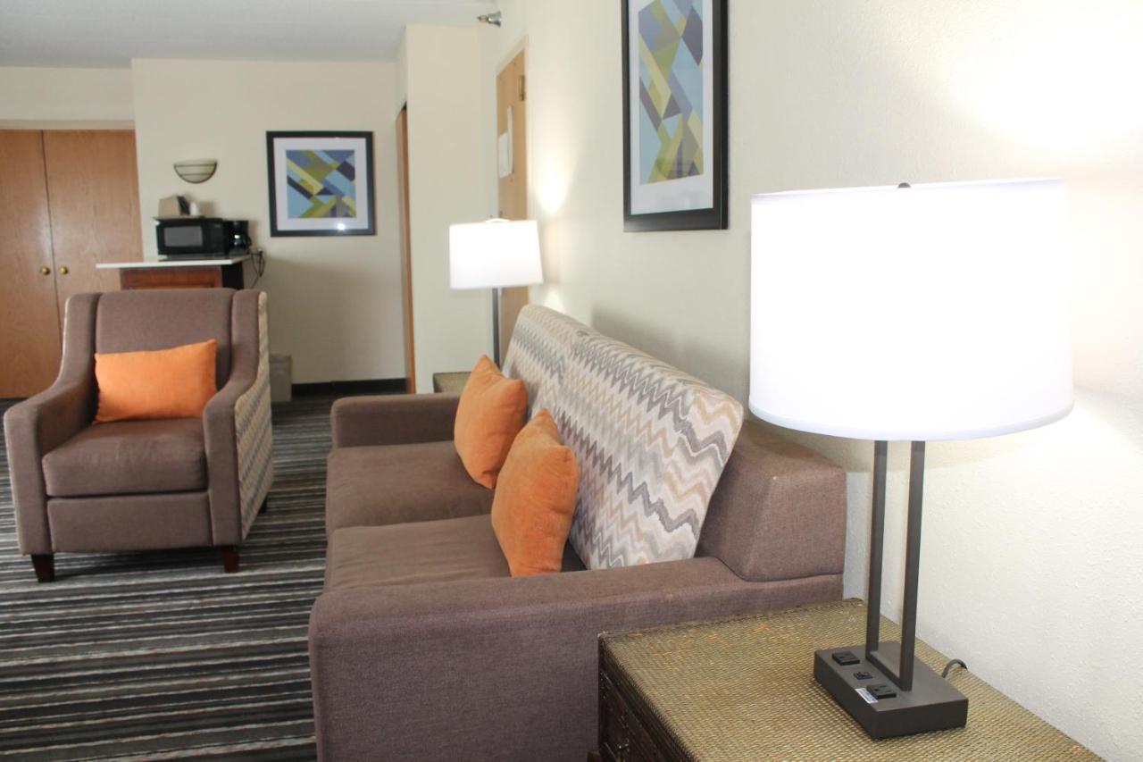 Crossroads Hotel And Huron Event Center エクステリア 写真