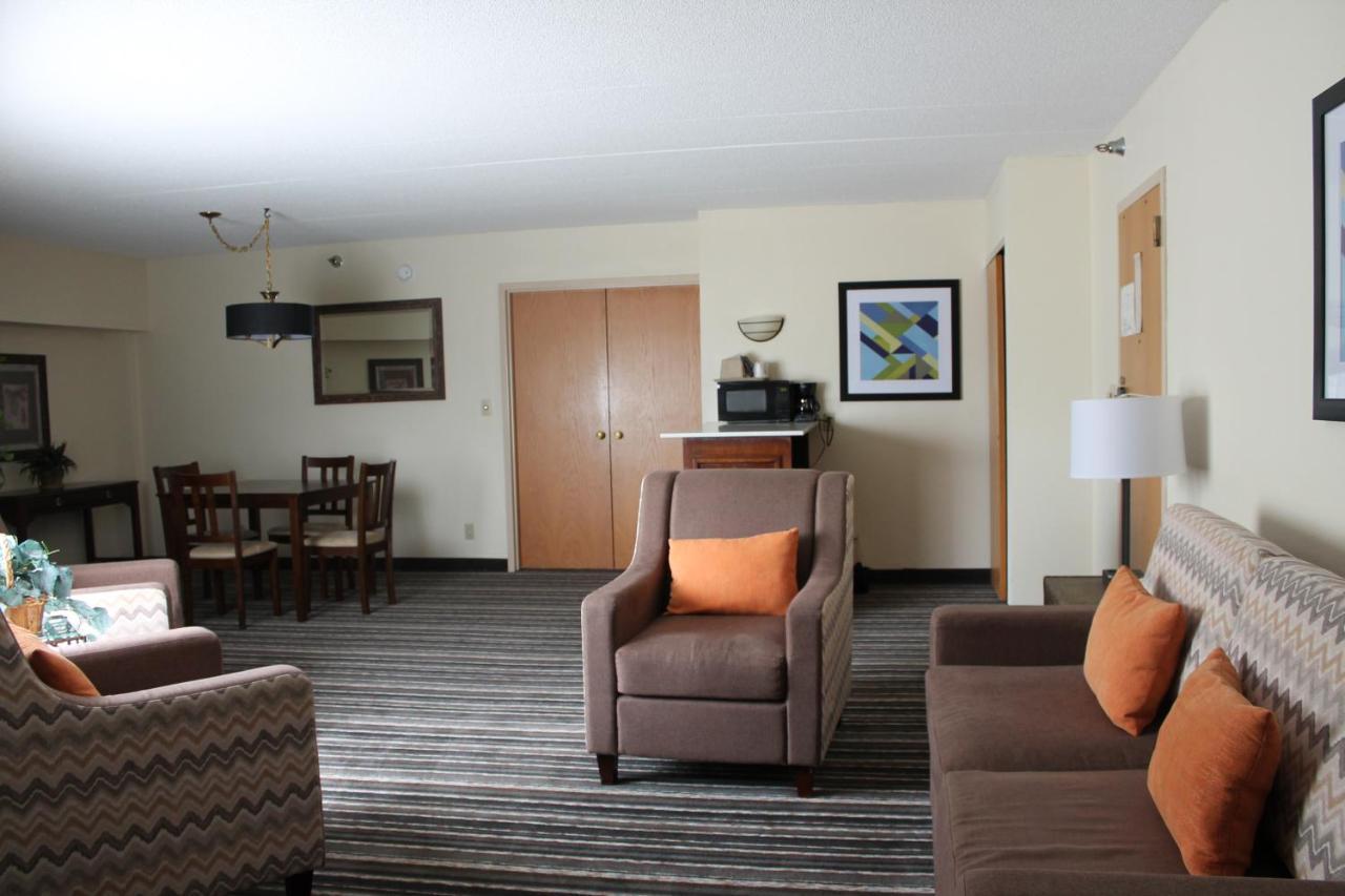 Crossroads Hotel And Huron Event Center エクステリア 写真