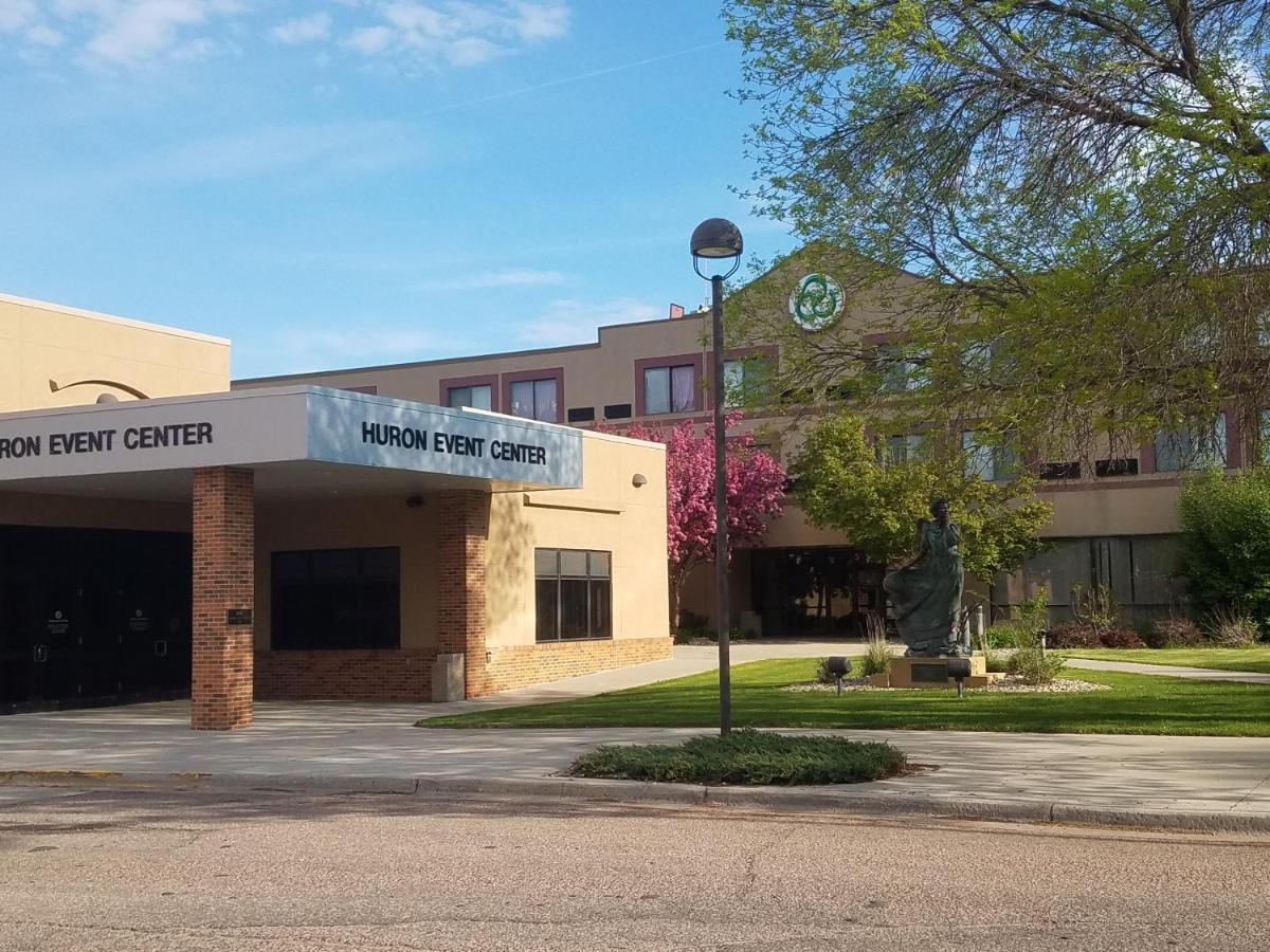 Crossroads Hotel And Huron Event Center エクステリア 写真