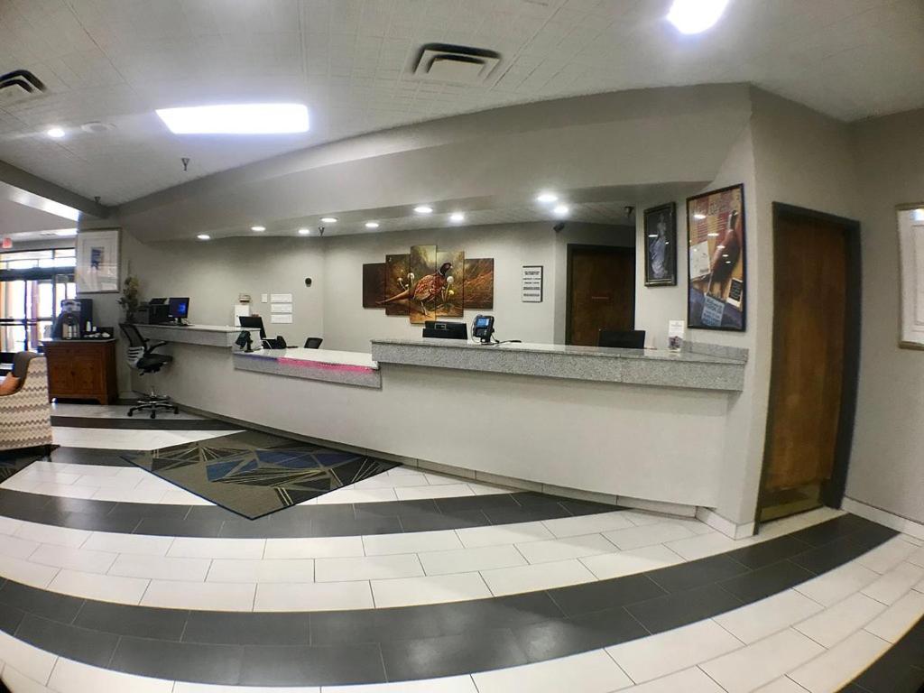 Crossroads Hotel And Huron Event Center エクステリア 写真