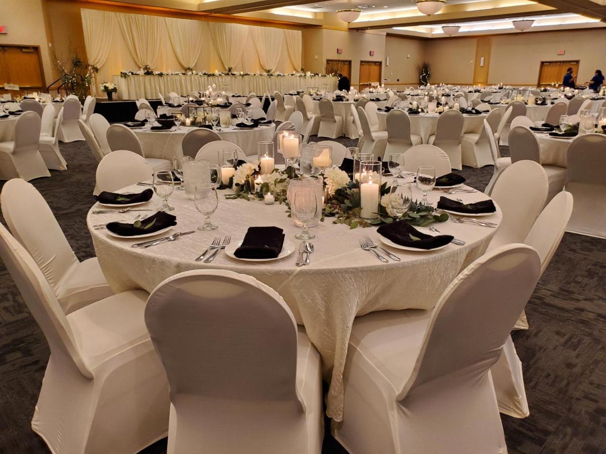 Crossroads Hotel And Huron Event Center エクステリア 写真