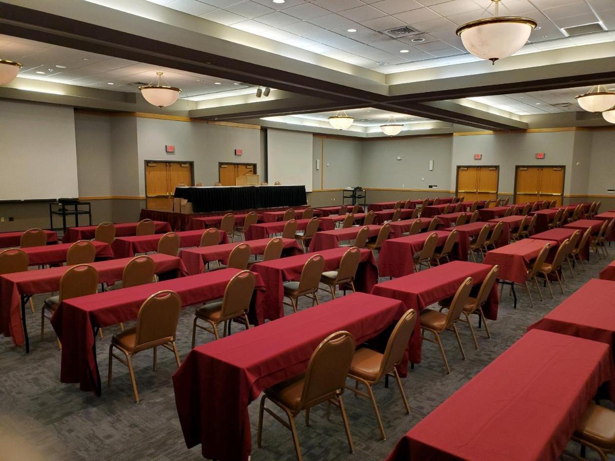 Crossroads Hotel And Huron Event Center エクステリア 写真