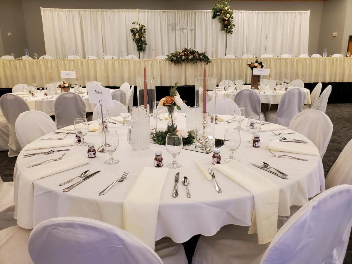 Crossroads Hotel And Huron Event Center エクステリア 写真