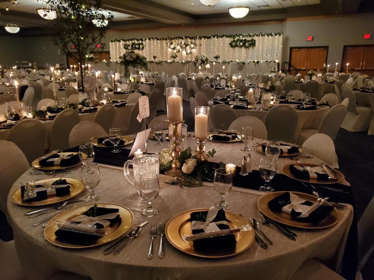 Crossroads Hotel And Huron Event Center エクステリア 写真