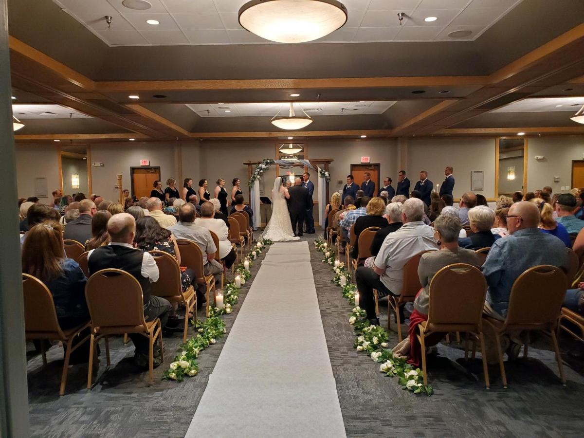 Crossroads Hotel And Huron Event Center エクステリア 写真