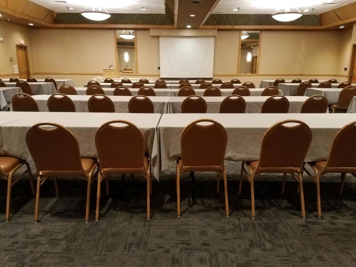 Crossroads Hotel And Huron Event Center エクステリア 写真