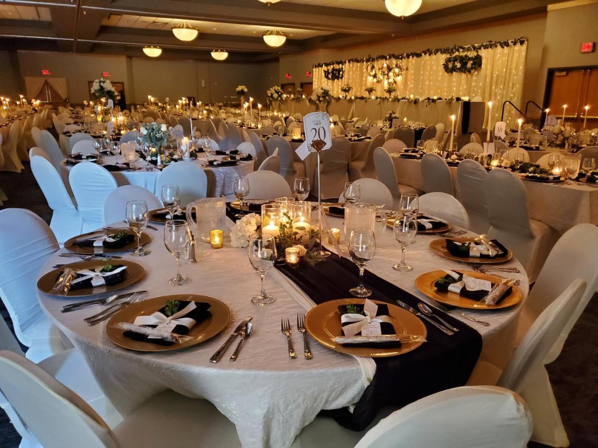 Crossroads Hotel And Huron Event Center エクステリア 写真