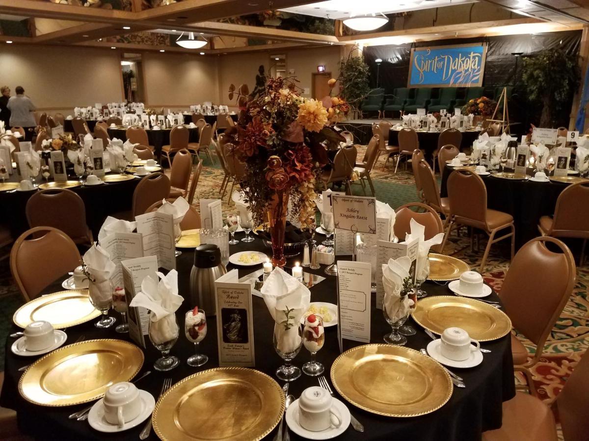 Crossroads Hotel And Huron Event Center エクステリア 写真