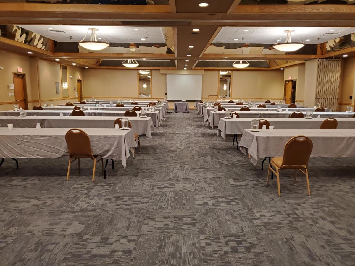 Crossroads Hotel And Huron Event Center エクステリア 写真