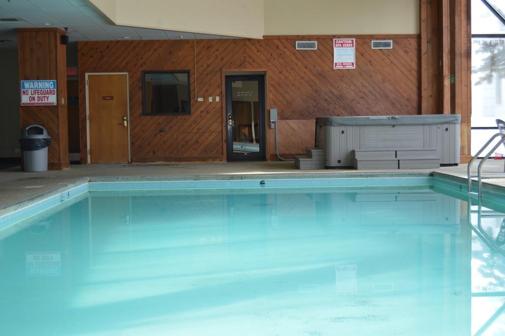 Crossroads Hotel And Huron Event Center エクステリア 写真
