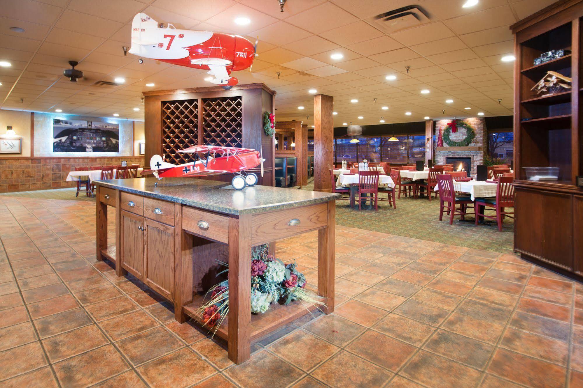 Crossroads Hotel And Huron Event Center エクステリア 写真