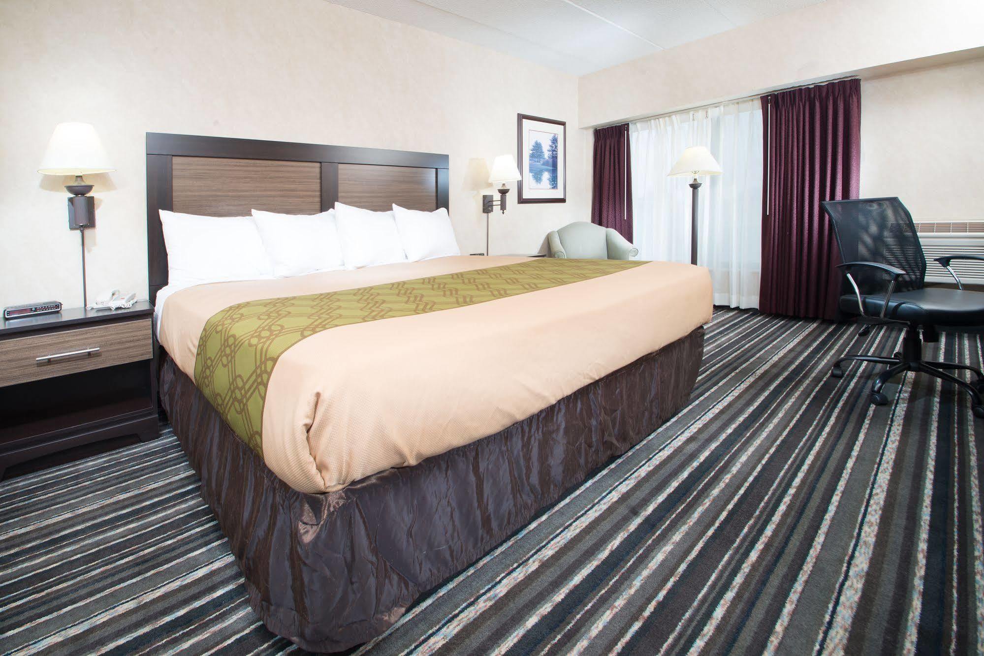 Crossroads Hotel And Huron Event Center エクステリア 写真