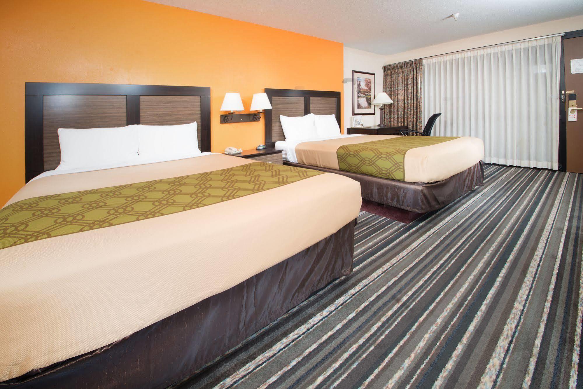 Crossroads Hotel And Huron Event Center エクステリア 写真