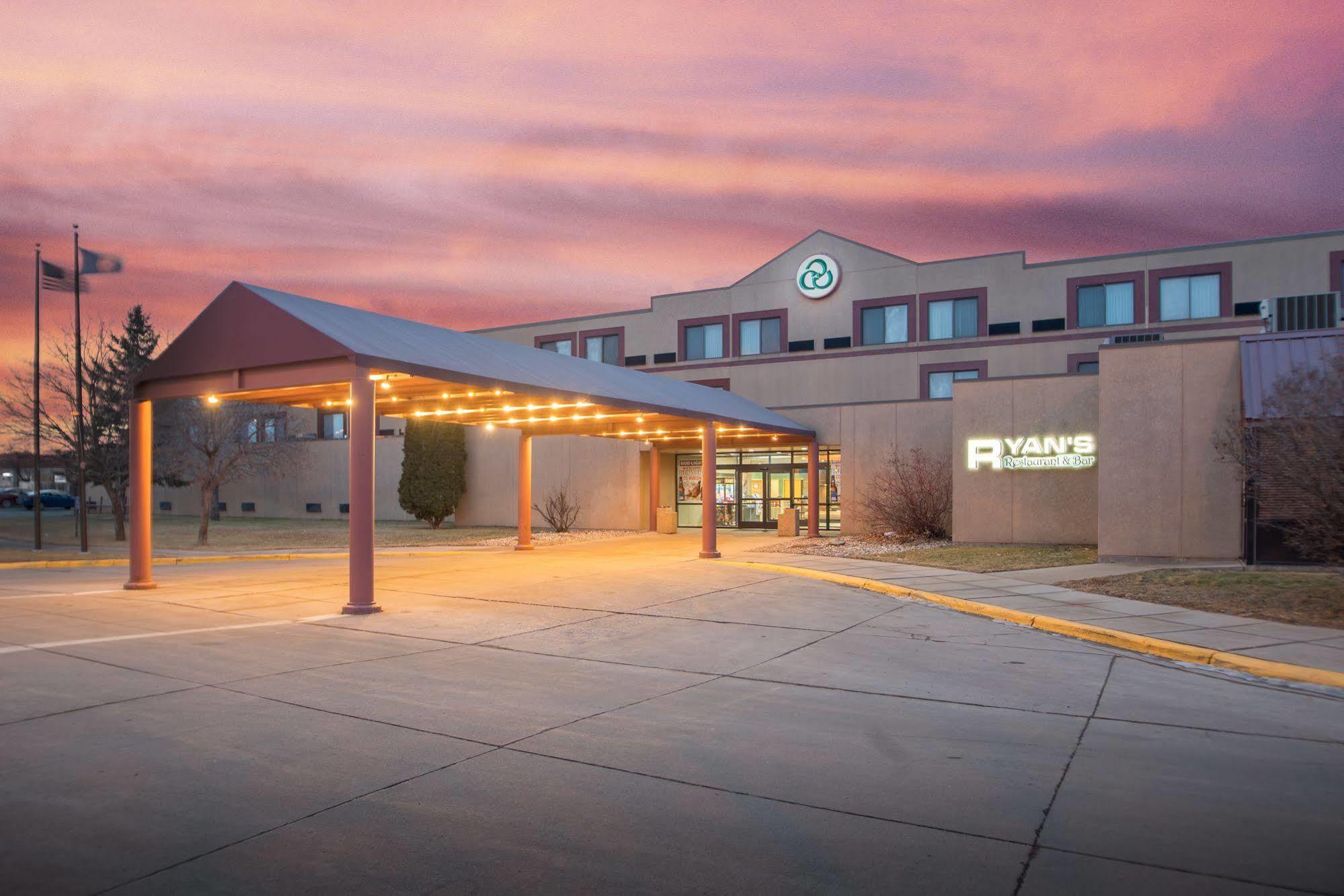 Crossroads Hotel And Huron Event Center エクステリア 写真