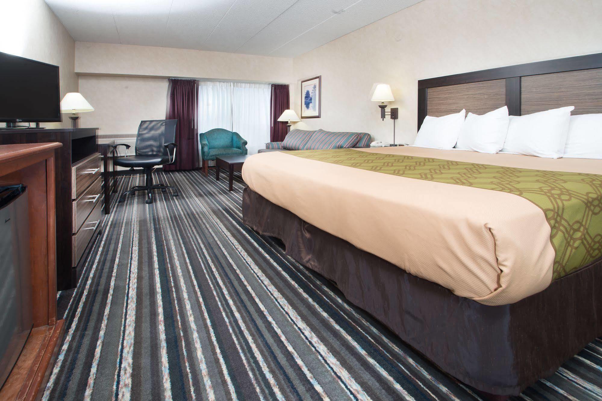 Crossroads Hotel And Huron Event Center エクステリア 写真