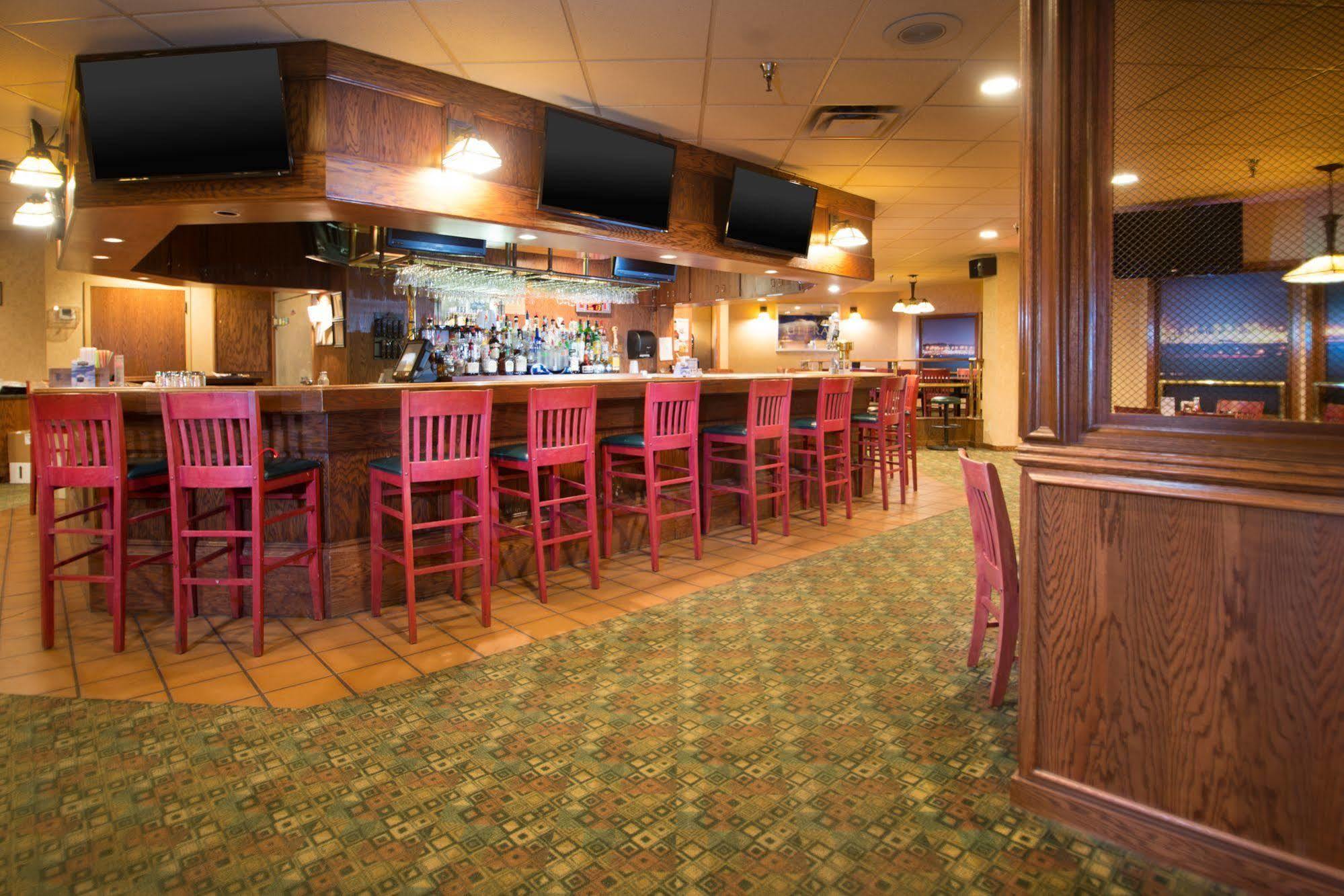 Crossroads Hotel And Huron Event Center エクステリア 写真